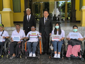 เหยื่อฯ ยื่นขอเสนอนโยบายความปลอดภัยนักเรียนขับขี่หรือซ้อนท้าย กระทรวงศึกษาธิการ